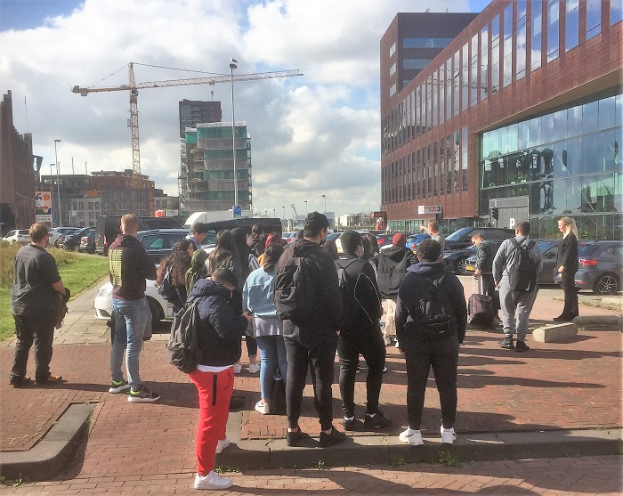 leerlingen bezoeken bouwplaats SAWA