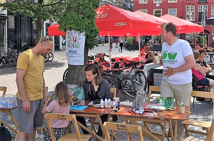 Kinderen en ouders knutselen met plastic afval