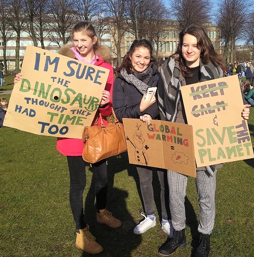 scholieren met hun borden tijdens klimaatdemonstratie