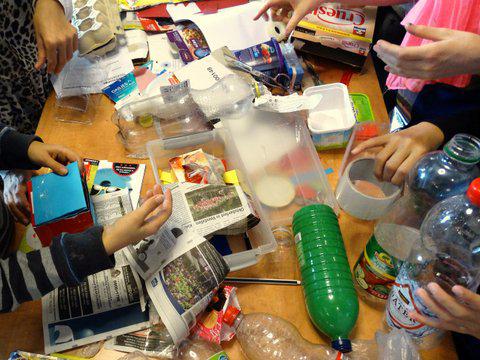 kinderen met plastic flessen