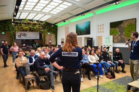 docenten krijgen instructie over de climathon
