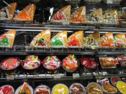 voedsel in plastic in schappen