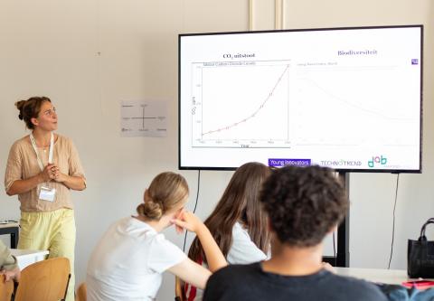 Aleksandra geeft les over CO2 en biodiversiteit