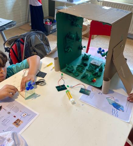 kind met model wijk van de toekomst