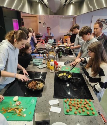 leerlingen koken met innovatieve ingredienten
