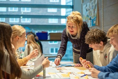 docente met leerlingen