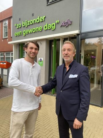 Floris de Boer bedankt Peter Ploegsma