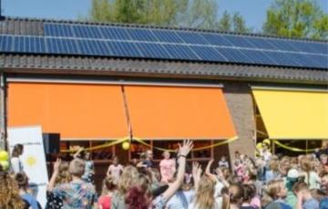 zonnepanelen op een schooldak