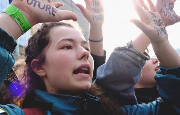 jongere met our future in hand geschreven