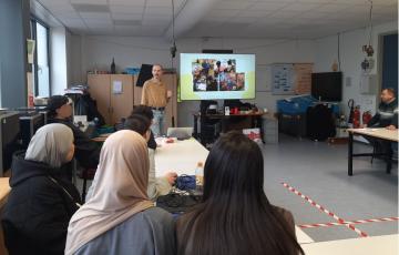 Teun geeft les aan VMBO-leerlingen